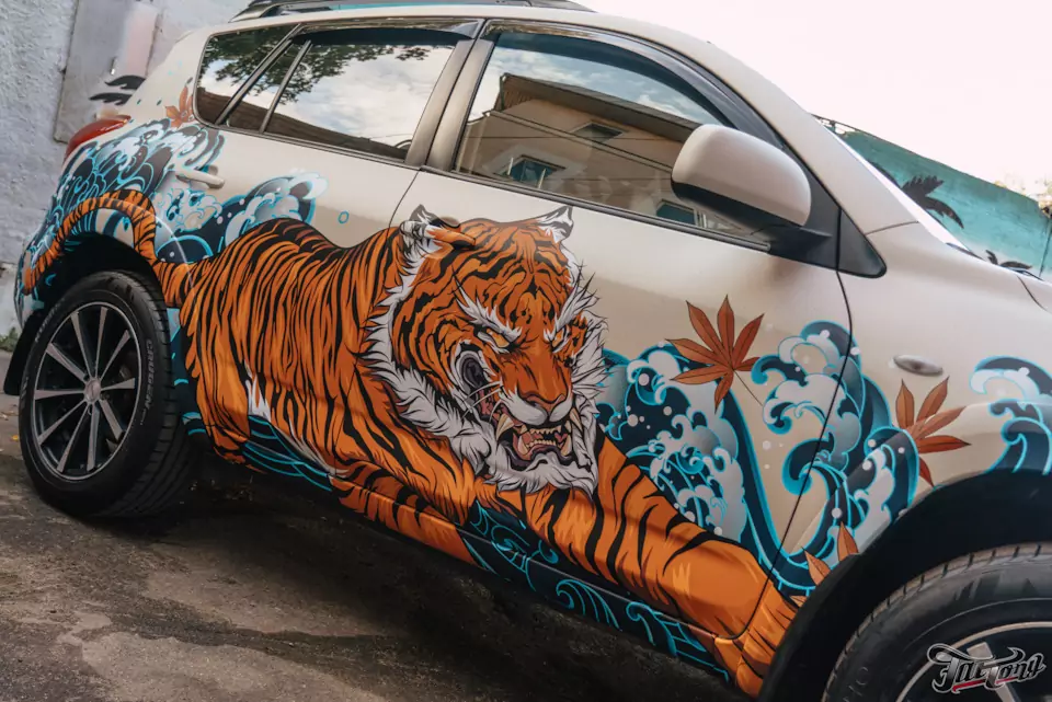 Демонтаж старой пленки и оклейка в винилографию Toyota RAV4. Вторая жизнь — новое лицо.